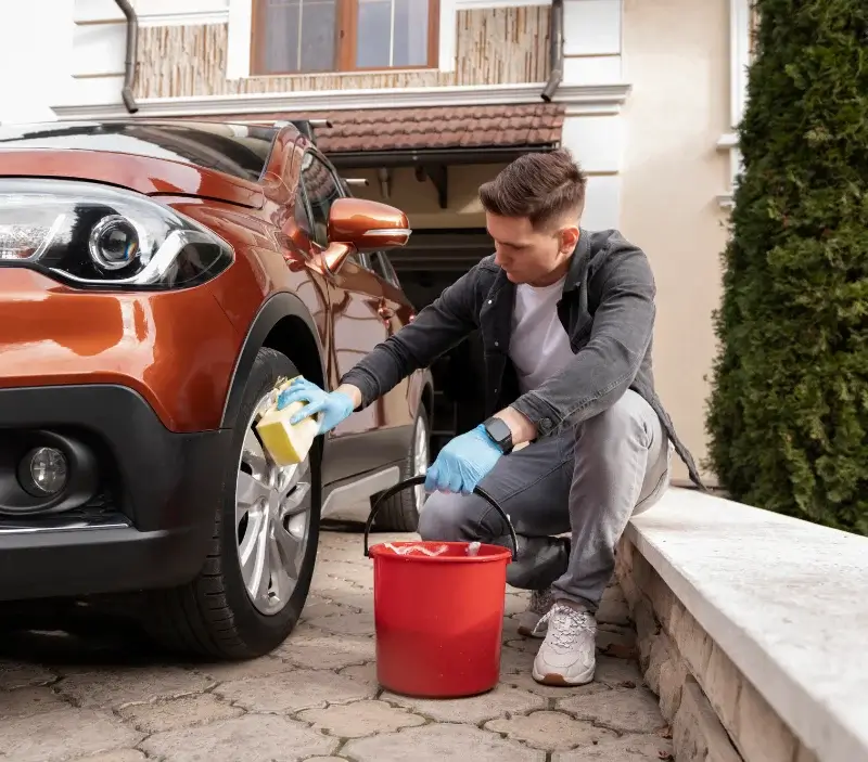 Lavage auto à domicile Gruffy : professionnel intervenant sur un véhicule